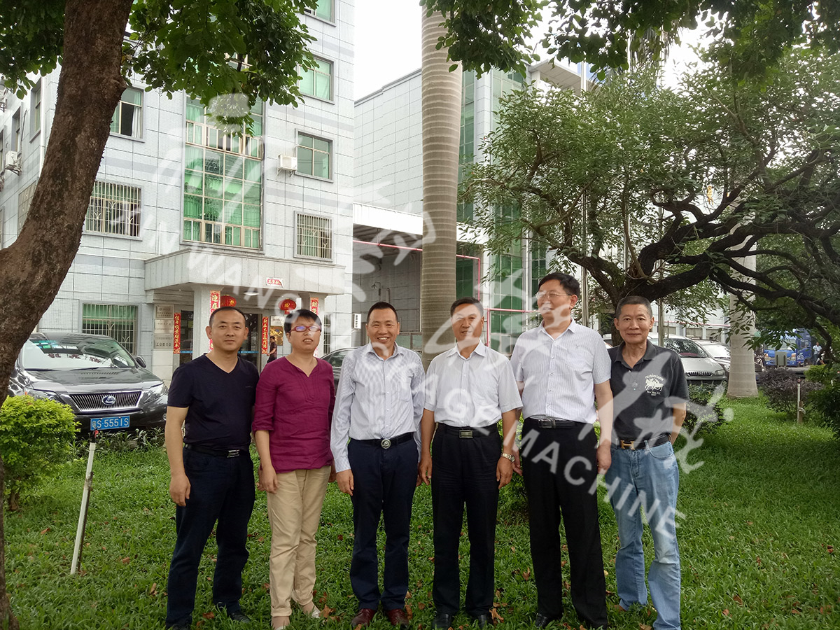 總裝備部劉思剛少將、新華社李建琦博士一行蒞臨新望公司考察指導(dǎo)