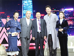 新望董事長(zhǎng)羅永輝與著名歌星劉尊老師、汪正正老師、郭津彤老師、主持人雅琪在北京電視臺(tái)錄制節(jié)目現(xiàn)場(chǎng)親切合影